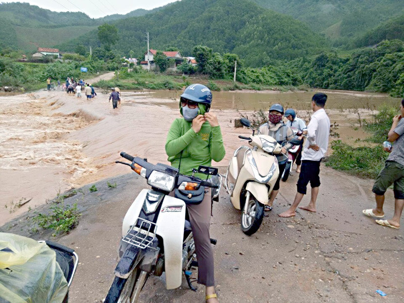 Những quãng đường bị nước lũ chia cắt.