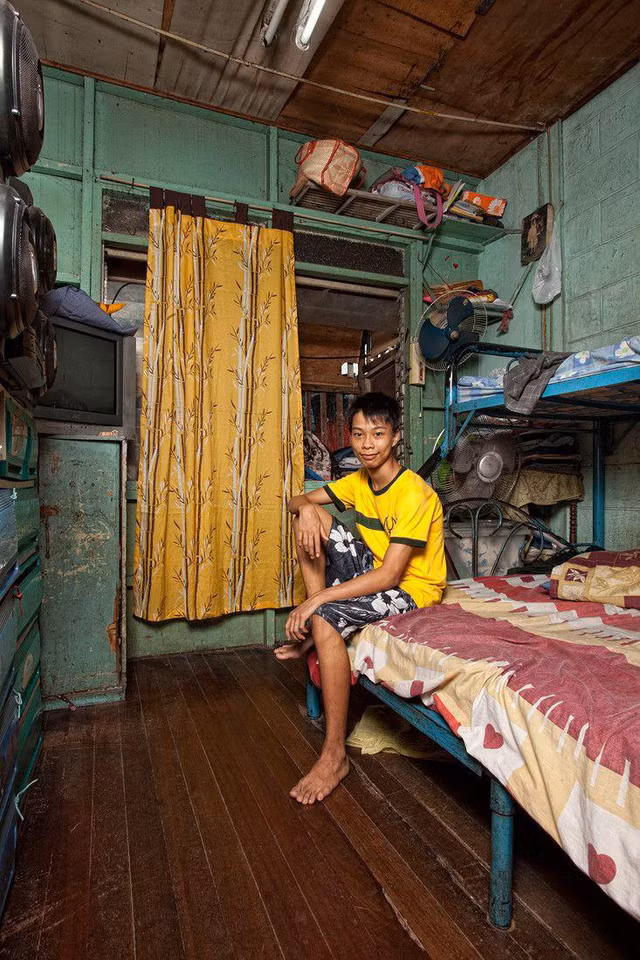 Cậu bạn Bryan theo học tiếng Anh tại Đại học Far Eastern, Philippines. Em là 1 trong những sinh viên trẻ nhất của nhà trường khi mới 16 tuổi. (Ảnh: Henny Boogert)