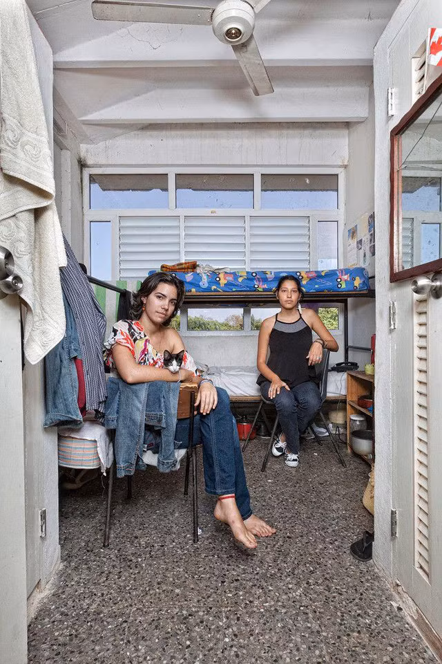 Phòng ở của 2 nữ sinh viên Cuba. Một người theo học diễn xuất, người còn lại học chuyên ngành kỹ thuật âm thanh. (Ảnh: Henny Boogert)