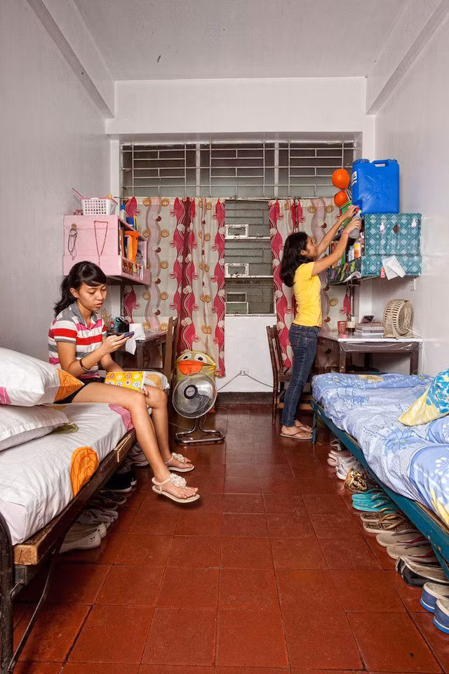 Hai cô bạn Bengielyn và Karina mới 16 tuổi và đang theo học chuyên ngành Kỹ sư tại Philippines. (Ảnh: Henny Boogert)