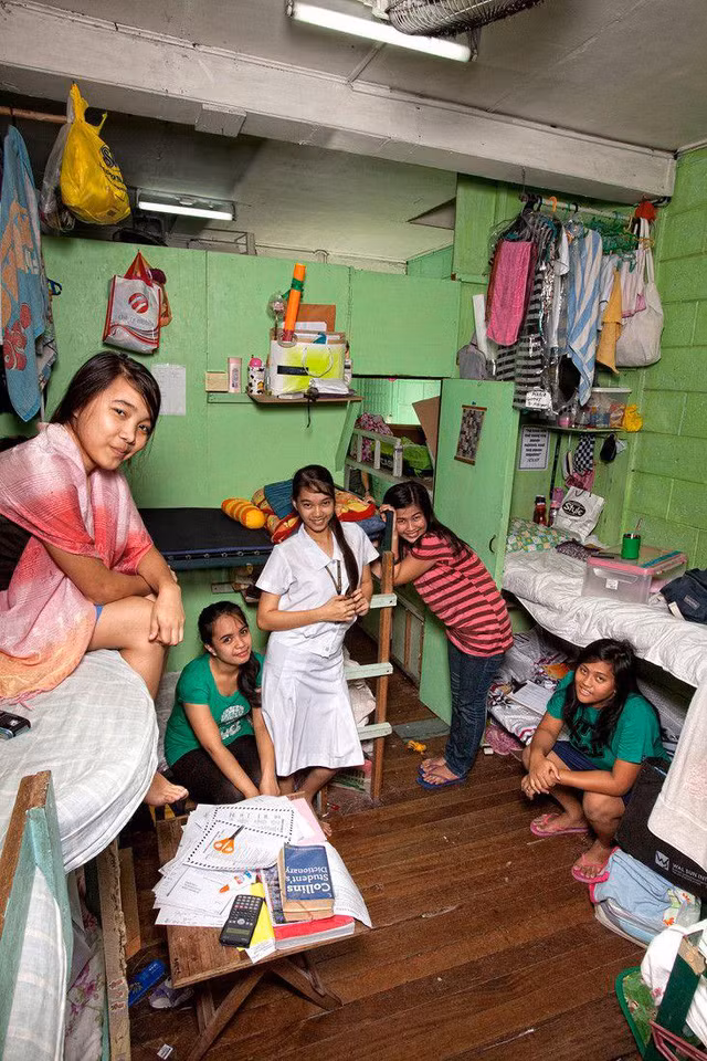 Phòng sinh hoạt của các nữ sinh Philippines. (Ảnh: Henny Boogert)