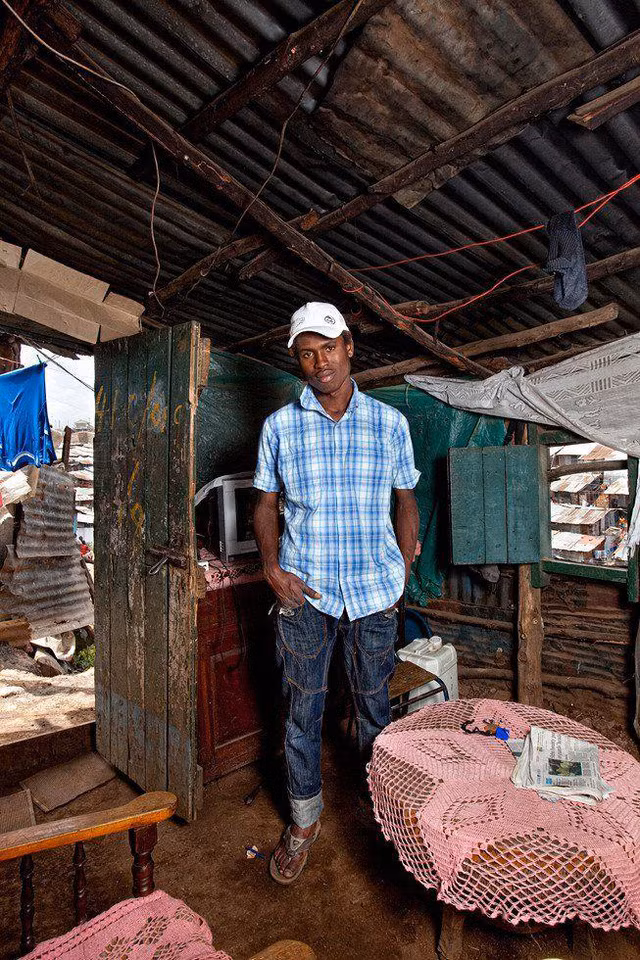 Anh Victor (23 tuổi, sinh viên tại Nairobi, Kenya) dùng thời gian rảnh viết truyện ngắn. (Ảnh: Henny Boogert)