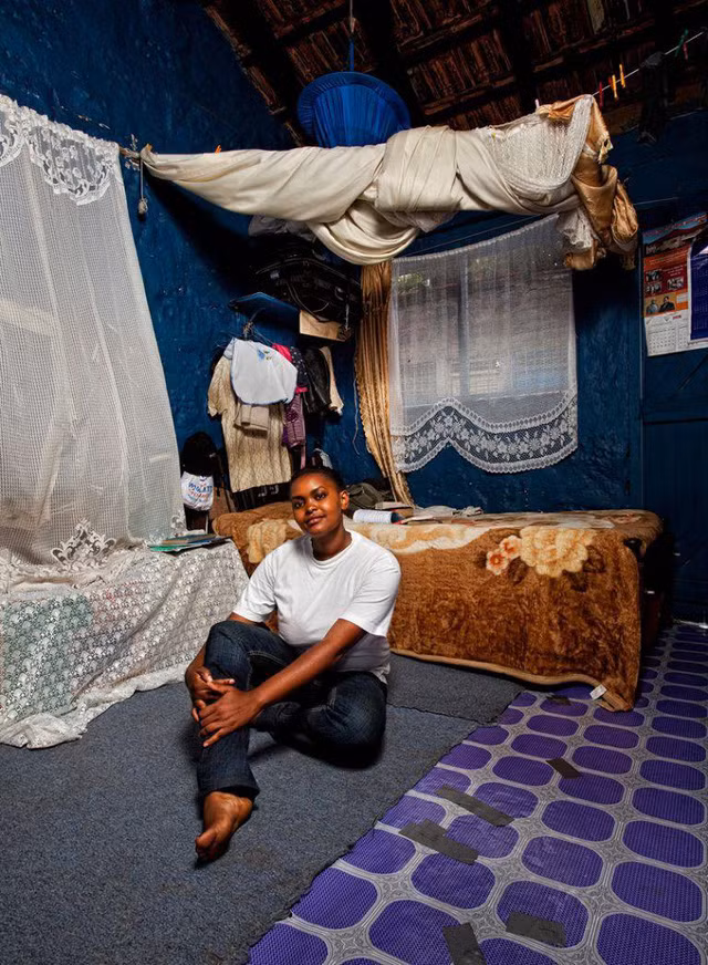 Cùng tới từ Kenya là cô bạn Beatrice. “Tôi hy vọng có thể thay đổi thái độ của mọi người về những vấn đề thường được truyền thông đăng tải và cải thiện chất lượng các sản phẩm truyền thông trong tương lai. Tôi hiện là sinh viên và có kế hoạch trở thành nhà làm phim tài liệu trong tương lai không xa”, cô gái chia sẻ. (Ảnh: Henny Boogert)