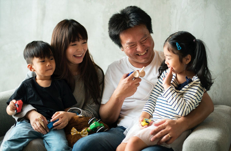 Để có thể dạy cho trẻ em nền tảng của tình yêu và sự khiêm nhường, trước hết, cha mẹ phải là những người khiêm tốn. (Ảnh: ITN). Để có thể dạy cho trẻ em nền tảng của tình yêu và sự khiêm nhường, trước hết, cha mẹ phải là những người khiêm tốn. (Ảnh: ITN).