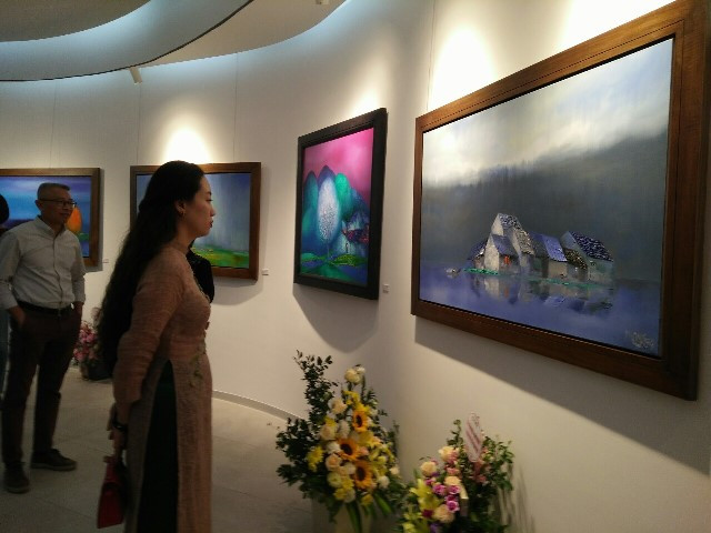 Khán giả đến với thưởng lãm tranh của triển lãm "Lối Phong". Ảnh: Bình Thanh. Khán giả đến với thưởng lãm tranh của triển lãm "Lối Phong". Ảnh: Bình Thanh.