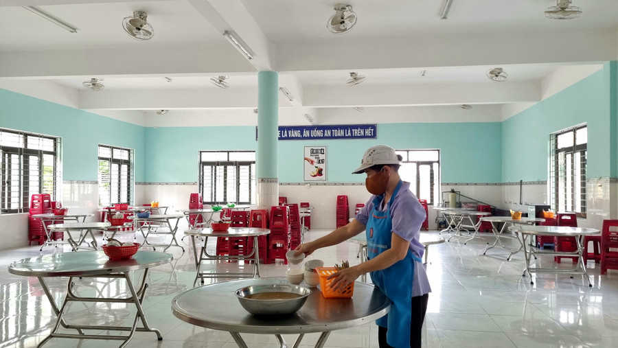 Chị Cúc chưa thể hài lòng với mức lương sau hơn 20 năm chăm lo từng bữa ăn của học sinh. Chị Cúc chưa thể hài lòng với mức lương sau hơn 20 năm chăm lo từng bữa ăn của học sinh.