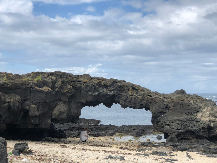 Thắng cảnh thạch cổng Tò Vò ở đảo Lý Sơn.