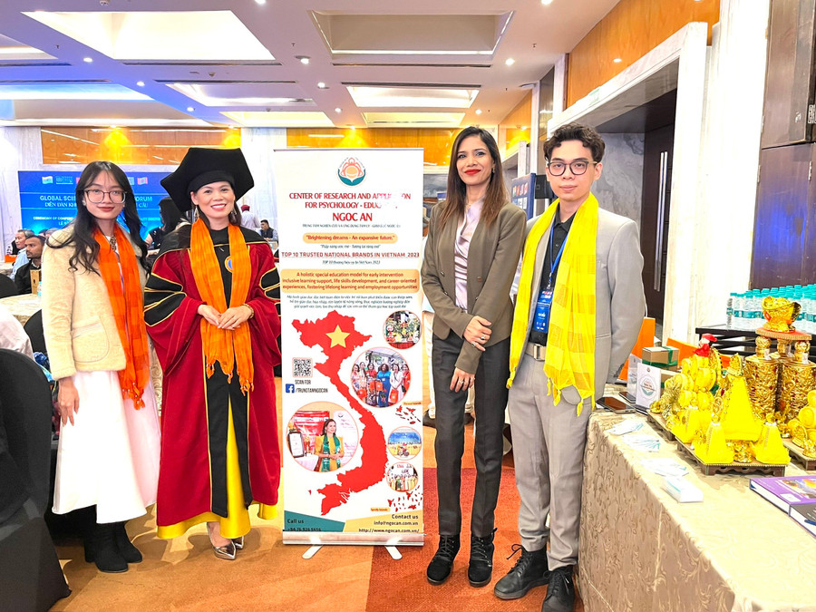 Gian trưng bày của Trung tâm Ngọc Ân tại Diễn đàn "Khoa học và Kinh tế toàn cầu" 2023. Gian trưng bày của Trung tâm Ngọc Ân tại Diễn đàn "Khoa học và Kinh tế toàn cầu" 2023.