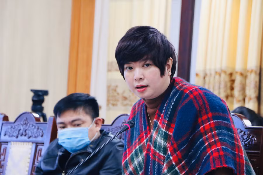 Nhà báo Dương Thanh Hương - Phó Tổng Biên tập Báo Giáo dục &amp; Thời đại chia sẻ một số ý kiến tại cuộc họp.