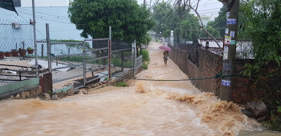 Nước chảy mạnh tại nhiều tuyến đường ven thành phố