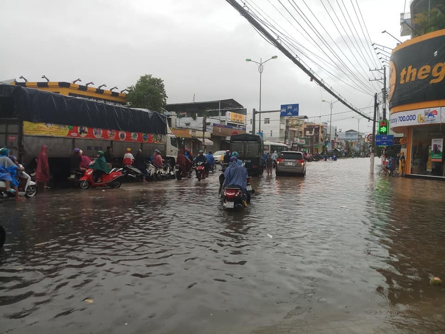 Các em học sinh được nghỉ học tạm thời sáng thứ hai để khắc phục hậu quả do ảnh hưởng mưa lớn