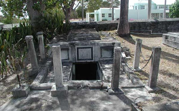 Bí ẩn xung quanh những cỗ quan tài tự dịch chuyển ở Barbados 200 năm trước: Là do tác động của con người hay từ các thế lực siêu nhiên - Ảnh 3. Bí ẩn xung quanh những cỗ quan tài tự dịch chuyển ở Barbados 200 năm trước: Là do tác động của con người hay từ các thế lực siêu nhiên - Ảnh 3.