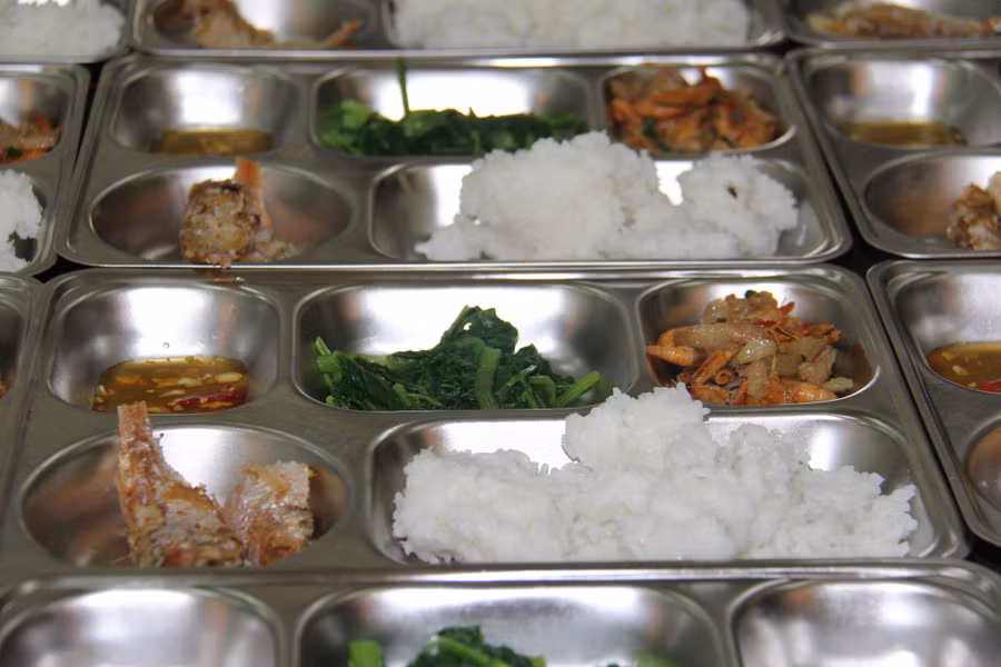 Bộ Quốc phòng sẽ hỗ trợ tiền ăn 57.000 đồng/người/ngày và các nhu yếu phẩm cần thiết cho các công dân sinh hoạt.