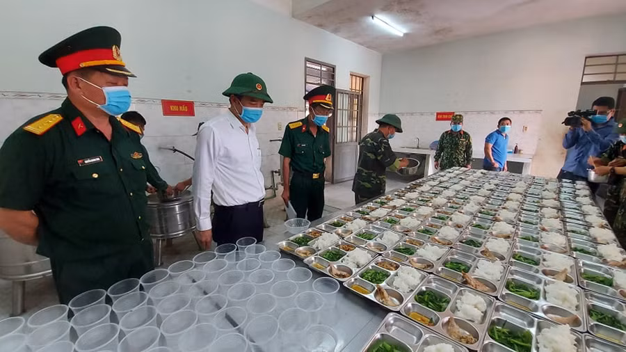 Ông Lê Trung Chinh (thứ 2, từ trái sang) - kiểm tra công tác nấu ăn nhằm phục vụ cho công dân đang được cách ly tại đây.