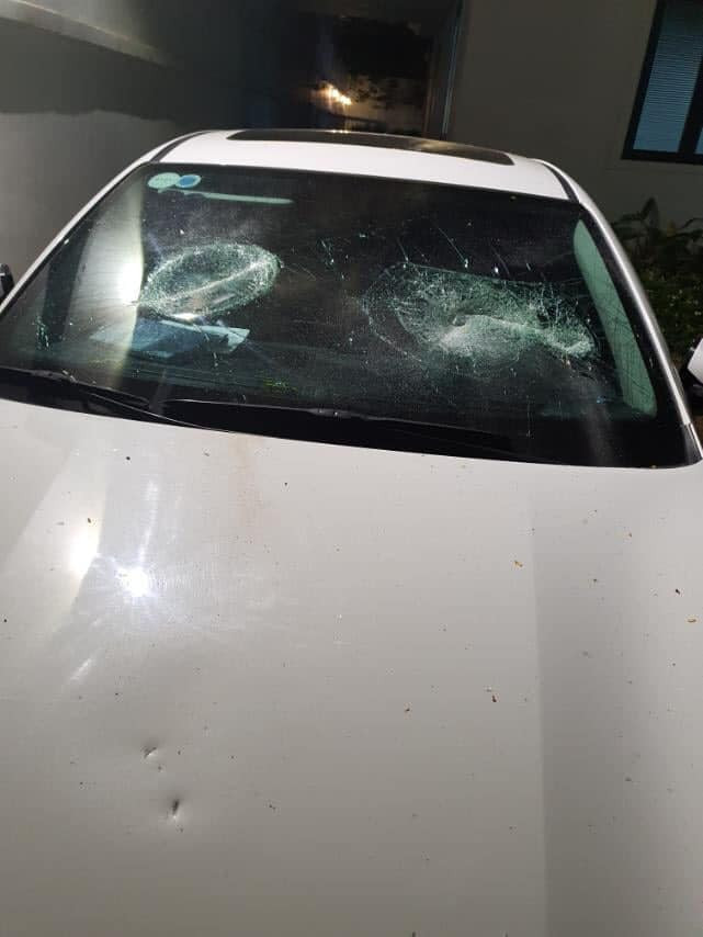 Chiếc ô tô bị đập kính.