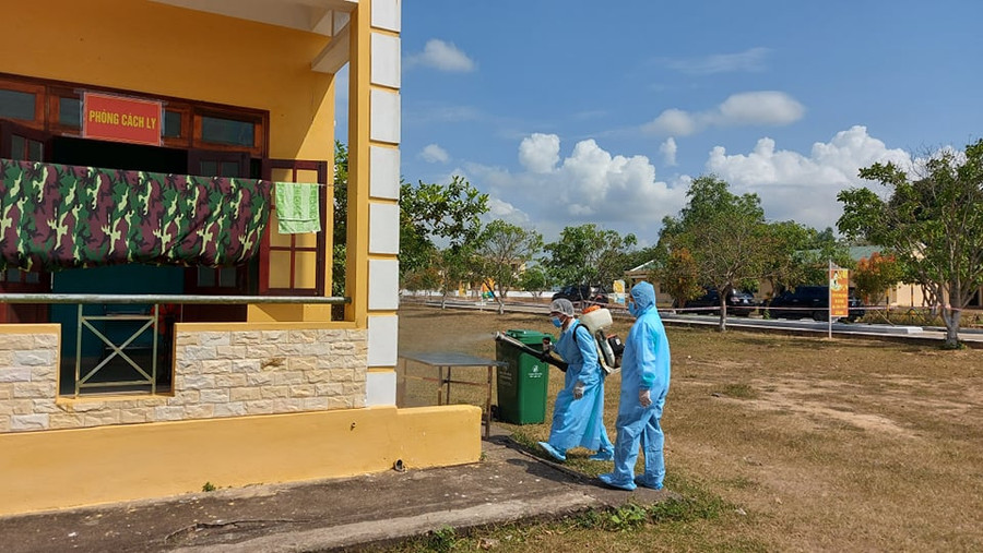 Các cán bộ chiến sĩ đang thực hiện công tác phun thuốc tiêu độc, khử trùng khu vực cách ly. Các cán bộ chiến sĩ đang thực hiện công tác phun thuốc tiêu độc, khử trùng khu vực cách ly.