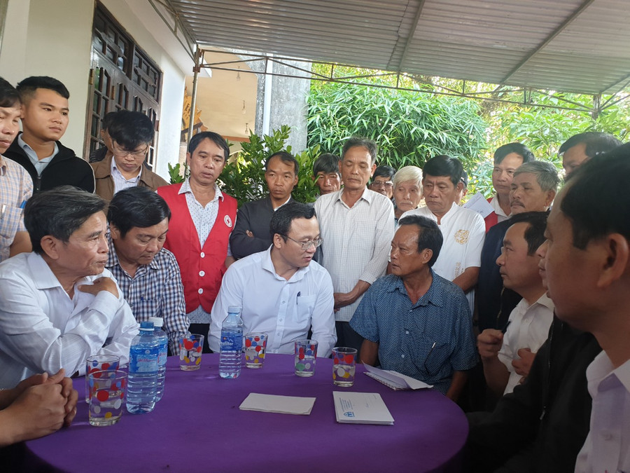 Ông Khuất Việt Hùng - Phó Chủ tịch chuyên trách Ủy ban ATGT Quốc gia đã đến thăm viếng các gia đình nạn nhân.