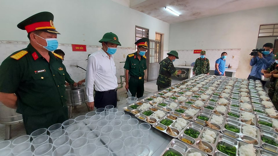 Ông Lê Trung Chinh (thứ 2, từ trái sang) - kiểm tra công tác nấu ăn nhằm phục vụ cho công dân đang được cách ly tại đây. Ông Lê Trung Chinh (thứ 2, từ trái sang) - kiểm tra công tác nấu ăn nhằm phục vụ cho công dân đang được cách ly tại đây.