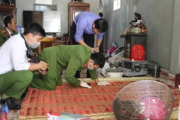 Cán bộ khám nghiệmtruy tìm dấu vết tạinhà Công. Ảnh:Công an cung cấp Cán bộ khám nghiệmtruy tìm dấu vết tạinhà Công. Ảnh: Công an cung cấp