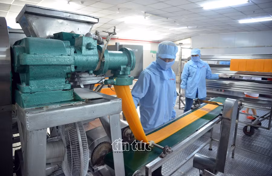 Bún dưa hấu, bánh tráng thanh long "giải cứu nông sản"