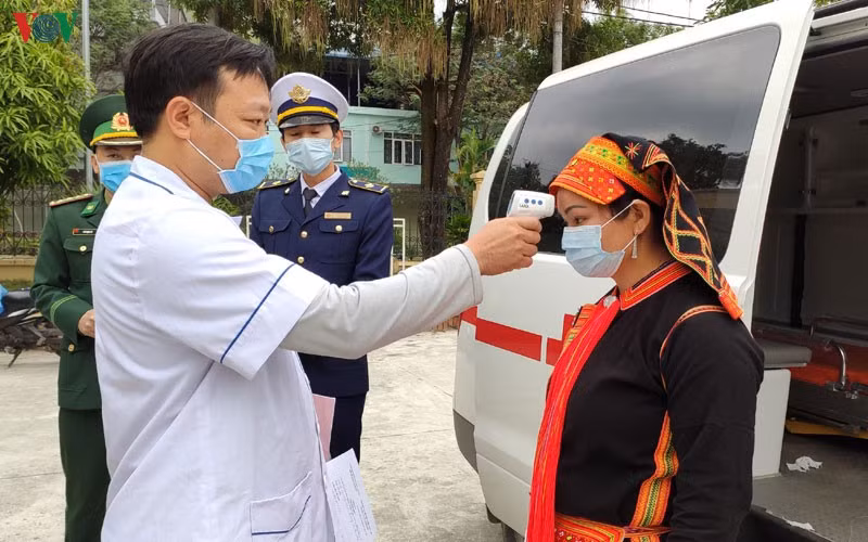 nhung "chien si ao trang" noi tuyen dau chong dich hinh 2