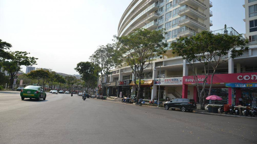 16h chiều một góc phố ở khu đô thị Phú Mỹ Hưng vắng người đi lại khác hẳn với những ngày trước khi có dịch Covid 19. Keyword đầu tiên có dấu