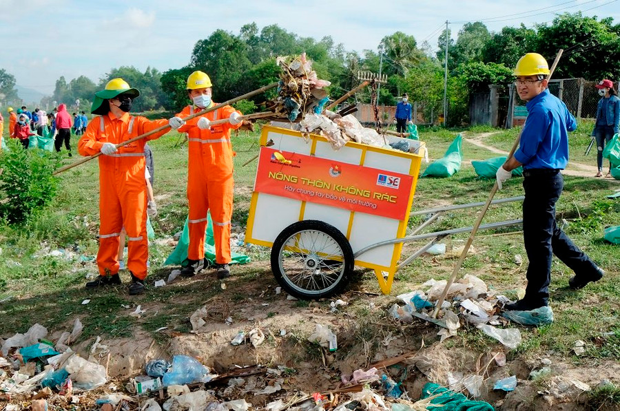 Tham gia dọn rác, bảo vệ môi trường