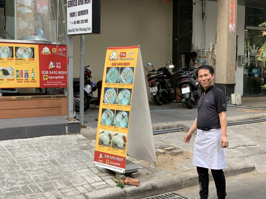 Chủ quán ăn Hàn Quốc tại phố Bùi Bằng Đoàn, khu đô thị Phú Mỹ Hưng Q.7 cho biết từ lúc dịch Covid-19 xuất hiện ở Hàn Quốc, quán vắng khách rất nhiều. ảnh NH Keyword đầu tiên có dấu