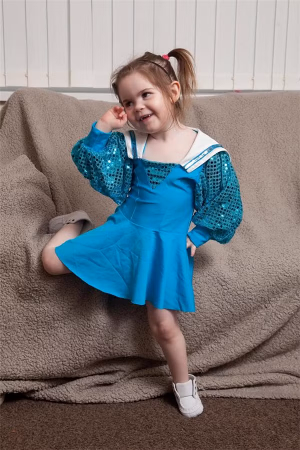 Scarlett chỉ có thể đi lại khi được mang giày đặc biệt.