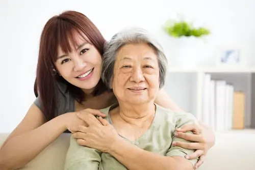Đừng ngại hỏi trực tiếp bố mẹ về những gì họ cần giúp đỡ. (Ảnh: ITN). Đừng ngại hỏi trực tiếp bố mẹ về những gì họ cần giúp đỡ. (Ảnh: ITN).