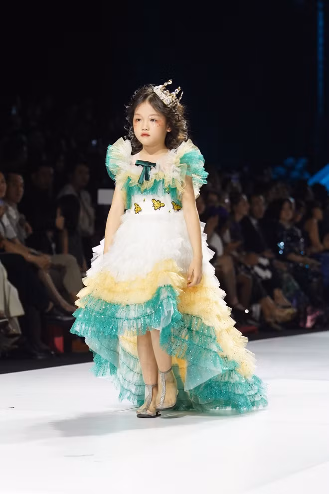 Cô bé vô gia cư lấn át sao nhí Chu Diệp Anh, chiếm trọn spotlight tại Vietnam International Fashion Week 2019