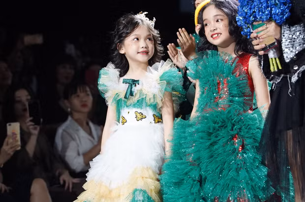 Cô bé vô gia cư lấn át sao nhí Chu Diệp Anh, chiếm trọn spotlight tại Vietnam International Fashion Week 2019