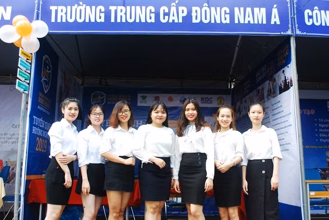 Ngày hội quy tụ nhiều đơn vị dạy nghề uy tín tại TP Đà Nẵng, nhiều đơn vị cắt cử cả một đội ngũ tư vấn viên hùng hậu và chuyên nghiệp đến với ngày hội.