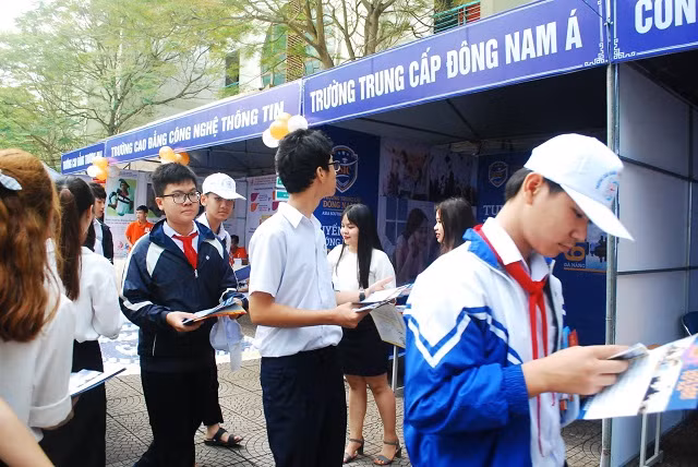 Nhiều ngành nghề phục vụ cho chính nhu cầu tuyển dụng nhân lực của địa phương như: Bảo hộ lao động và môi trường, kế toán, quản trị kinh doanh; nghiệp vụ nhà hàng, khách sạn... đã thu hút sự quan tâm lớn của các em học sinh.