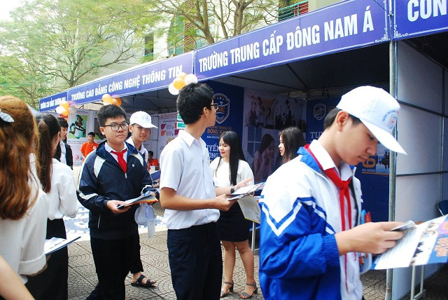 Nhiều ngành nghề phục vụ cho chính nhu cầu tuyển dụng nhân lực của địa phương như: Bảo hộ lao động và môi trường, kế toán, quản trị kinh doanh; nghiệp vụ nhà hàng, khách sạn... đã thu hút sự quan tâm lớn của các em học sinh. Nhiều ngành nghề phục vụ cho chính nhu cầu tuyển dụng nhân lực của địa phương như: Bảo hộ lao động và môi trường, kế toán, quản trị kinh doanh; nghiệp vụ nhà hàng, khách sạn... đã thu hút sự quan tâm lớn của các em học sinh.