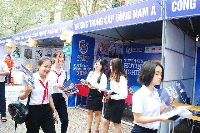 Khá đông học sinh THCS đến với ngày hội để tìm hiểu cho mình những ngành học đang có nhu cầu tuyển dụng cao.