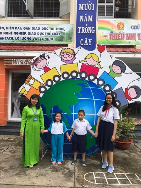 Mỗi chi tiết, mỗi hoạt cảnh, từng tiểu khu trang trí đều hướng đến sự thân thiện, giao thoa giữa học sinh- giáo viên và trường học