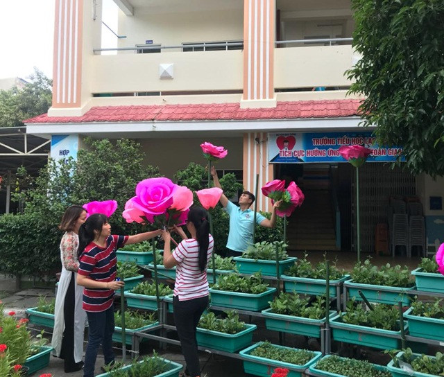 Để có một lễ khai giảng tươi vui, tạo sự gần gũi giữa học sinh với thầy cô giáo, nhà trường... đòi hỏi sự tâm huyết, tình yêu thương dành cho học sinh rất lờn của đội ngũ nhà giáo