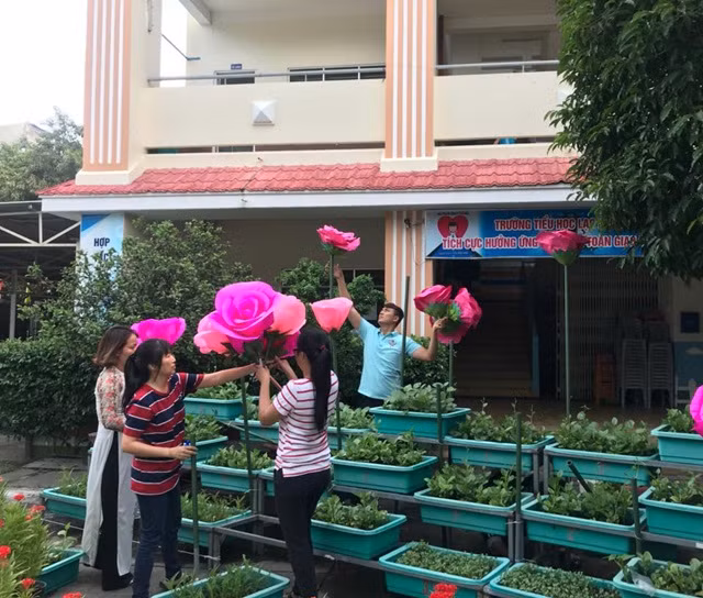 Để có một lễ khai giảng tươi vui, tạo sự gần gũi giữa học sinh với thầy cô giáo, nhà trường... đòi hỏi sự tâm huyết, tình yêu thương dành cho học sinh rất lờn của đội ngũ nhà giáo