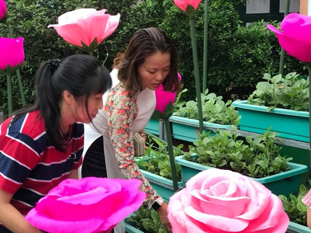 Để học sinh không bỡ ngỡ, đến trường với tâm thế vui tươi, hạnh phúc đầu năm học là sự chăm chút từng chi tiết, từng nhành bông của đội ngũ giáo viên nhà trường