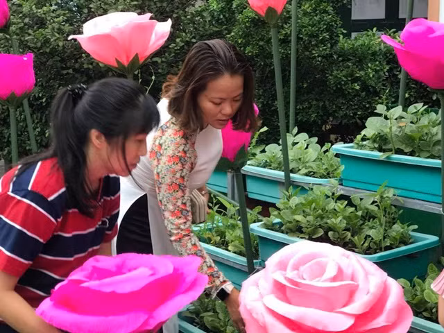 Để học sinh không bỡ ngỡ, đến trường với tâm thế vui tươi, hạnh phúc đầu năm học là sự chăm chút từng chi tiết, từng nhành bông của đội ngũ giáo viên nhà trường