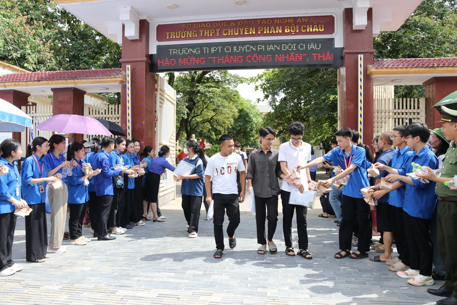 Những thí sinh đầu tiên hoàn thành bài thi tại điểm thi Trường THPT Phan Bội Châu. Ảnh: Phạm Tâm