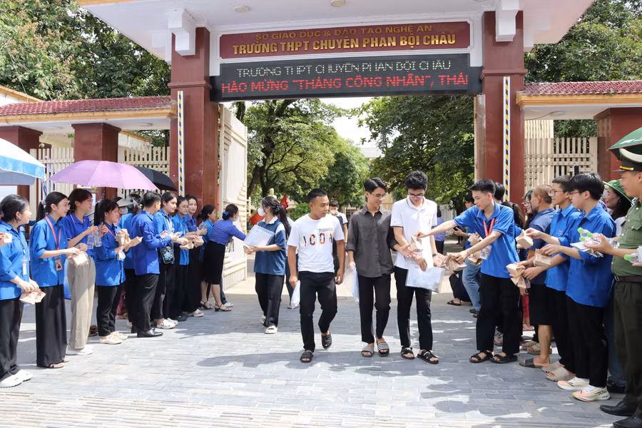 Những thí sinh đầu tiên hoàn thành bài thi tại điểm thi Trường THPT Phan Bội Châu. Ảnh: Phạm Tâm