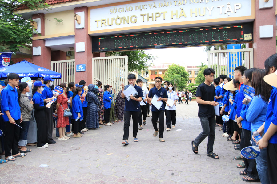 Thí sinh Nghệ An hoàn thành bài thi môn Toán vào chiều nay. Ảnh: Phạm Tâm Thí sinh Nghệ An hoàn thành bài thi môn Toán vào chiều nay. Ảnh: Phạm Tâm