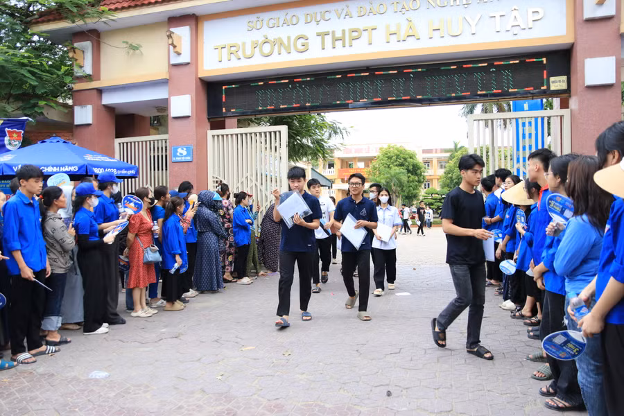 Thí sinh Nghệ An hoàn thành bài thi môn Toán vào chiều nay. Ảnh: Phạm Tâm