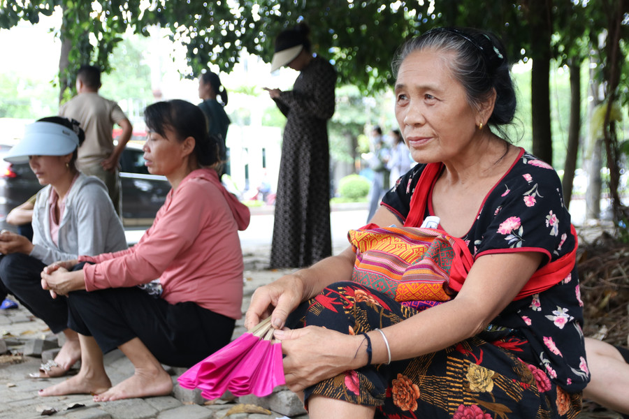 Mặc dù lớn tuổi nhưng bà Trâm vẫn quyết tâm bên cạnh cháu vào thời điểm quan trọng. Ảnh: Phạm Tâm Mặc dù lớn tuổi nhưng bà Trâm vẫn quyết tâm bên cạnh cháu vào thời điểm quan trọng. Ảnh: Phạm Tâm