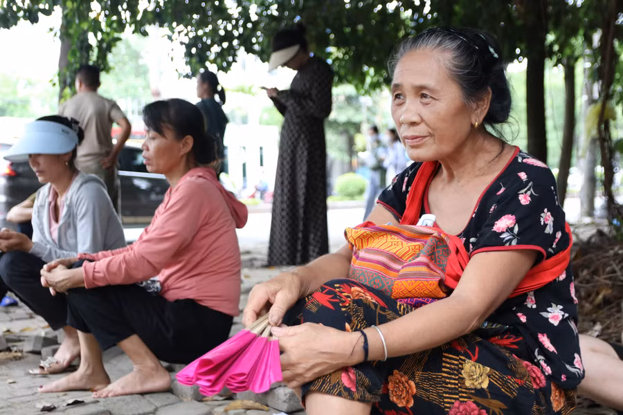 Mặc dù lớn tuổi nhưng bà Trâm vẫn quyết tâm bên cạnh cháu vào thời điểm quan trọng. Ảnh: Phạm Tâm