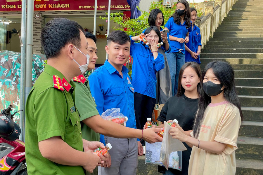 Lực lượng công an, đoàn viên thanh niên hỗ trợ và phát nước cho thí sinh trước điểm thi. Lực lượng công an, đoàn viên thanh niên hỗ trợ và phát nước cho thí sinh trước điểm thi.