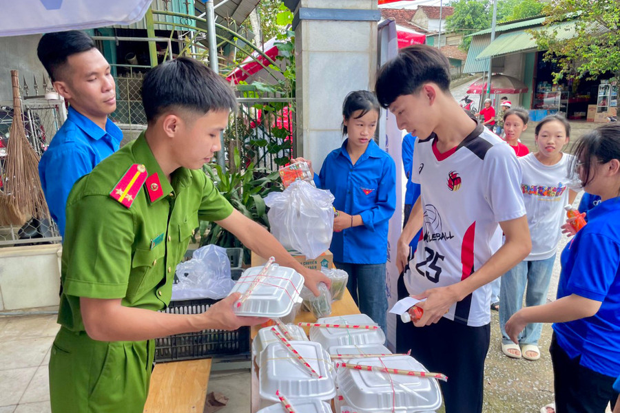 Đây là năm thứ 5 Huyện Đoàn và Công an huyện Tương Dương phát cơm miễn phí cho thí sinh. Đây là năm thứ 5 Huyện Đoàn và Công an huyện Tương Dương phát cơm miễn phí cho thí sinh.