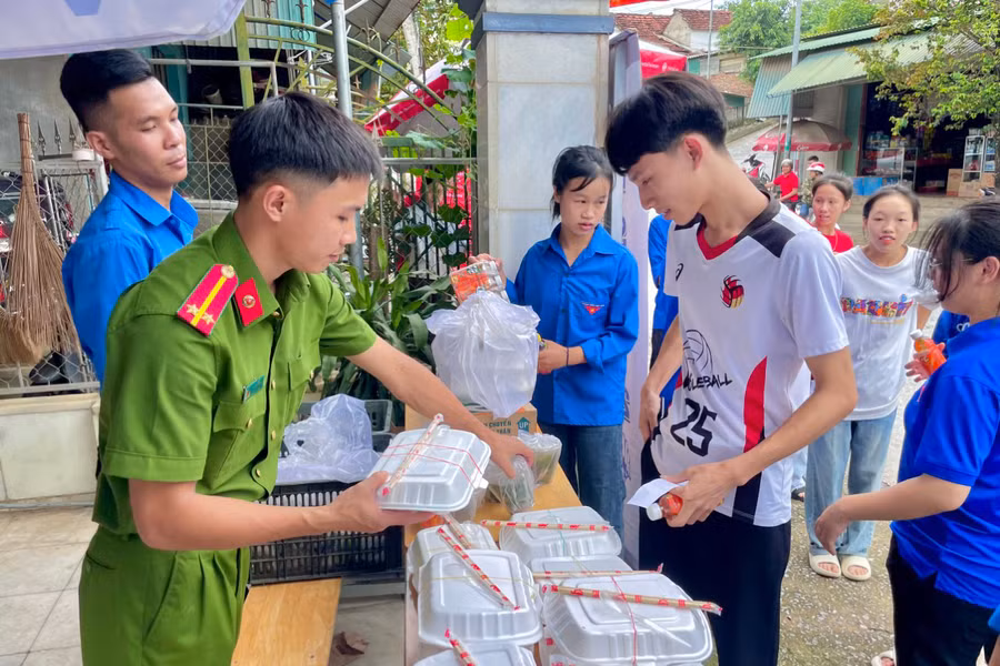 Đây là năm thứ 5 Huyện Đoàn và Công an huyện Tương Dương phát cơm miễn phí cho thí sinh.